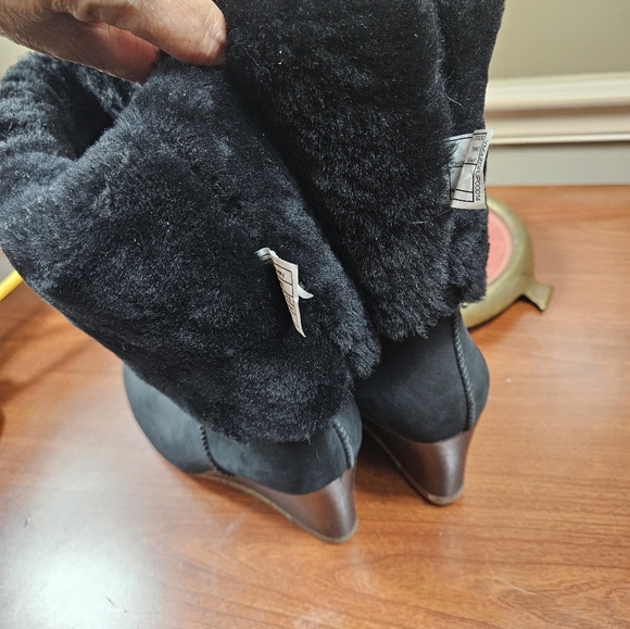 UGG AUSTRALIA JOSLYN 1941 SIZE US 8.5 BLACK SHEEPSKIN PLATFORM WEDGE BOOTS - Picture 5 of 11